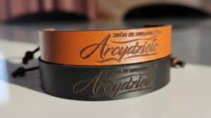 Bransoletka męska skórzana, elegancka bransoletka z grawerem, motywacyjna biżuteria męska, polskie rzemiosło skórzane, prezent dla mężczyzny.